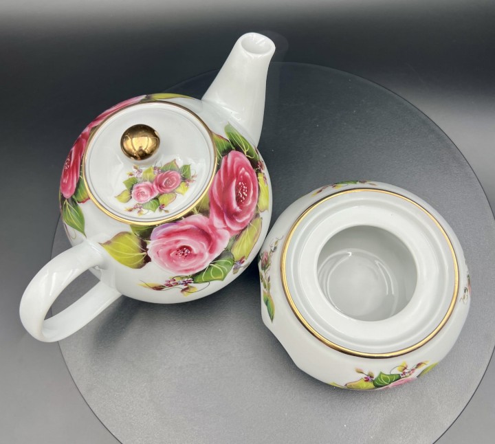 porcelanowy czajnik do herbaty z podgrzewaczem.jpg