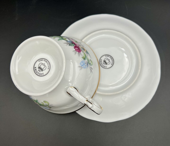 porcelanowa filizanka do herbaty.jpg