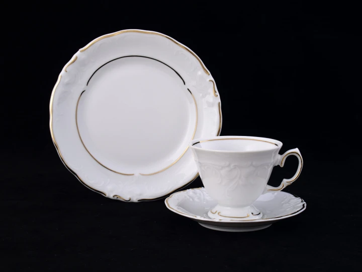 porcelanowy komplet śniadaniowy.JPG