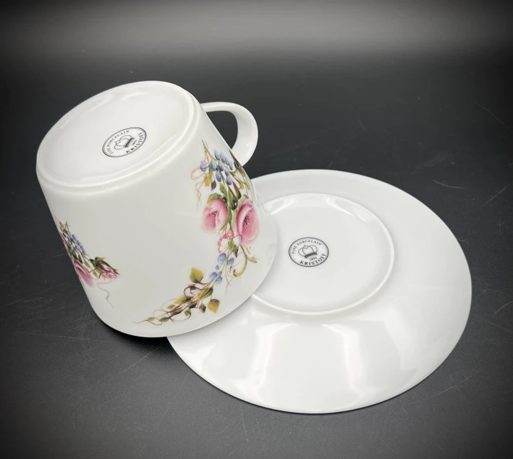 duża porcelanowa filiżanka do kawy.jpg