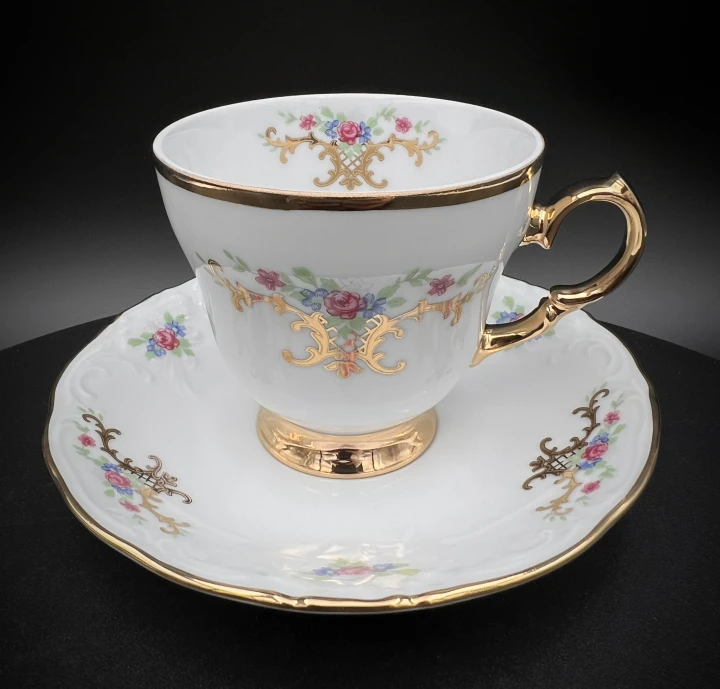 piękna porcelanowa filiżanka do kawy