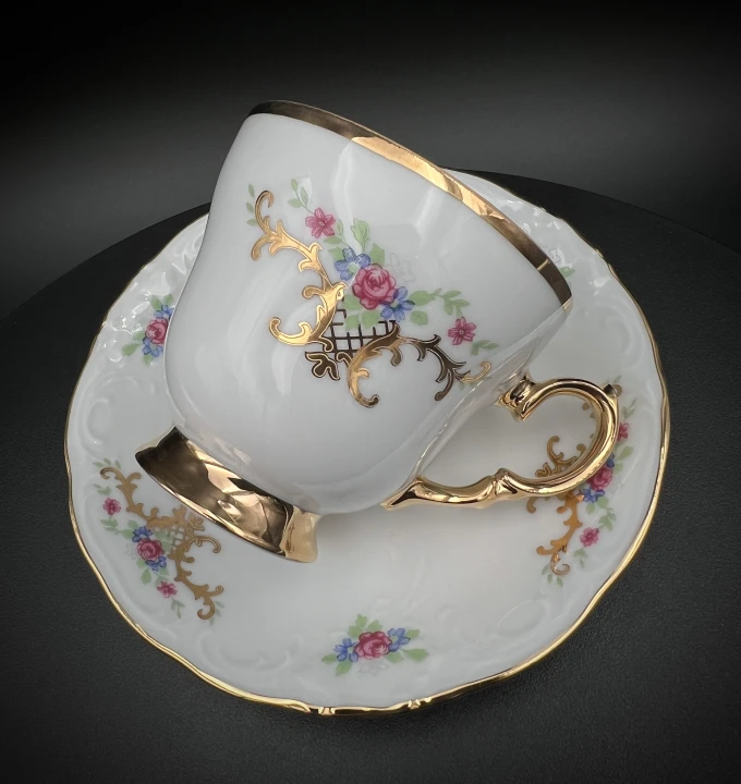 piękna porcelanowa filiżanka do kawy