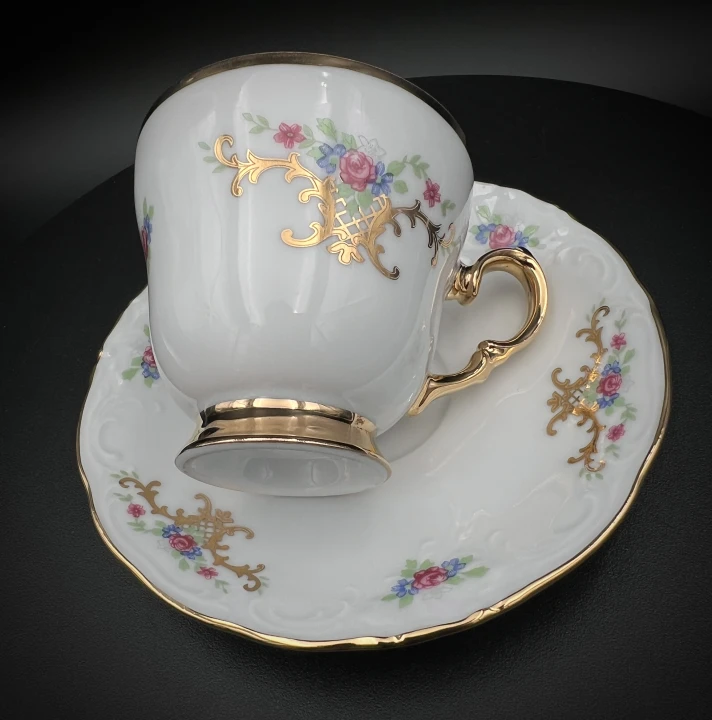 piękna porcelanowa filiżanka do kawy