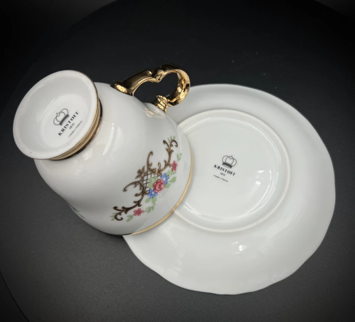 piękna porcelanowa filiżanka do kawy