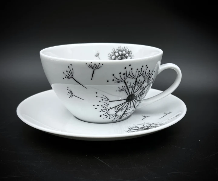 porcelanowa filiżanka ze spodkiem do herbaty