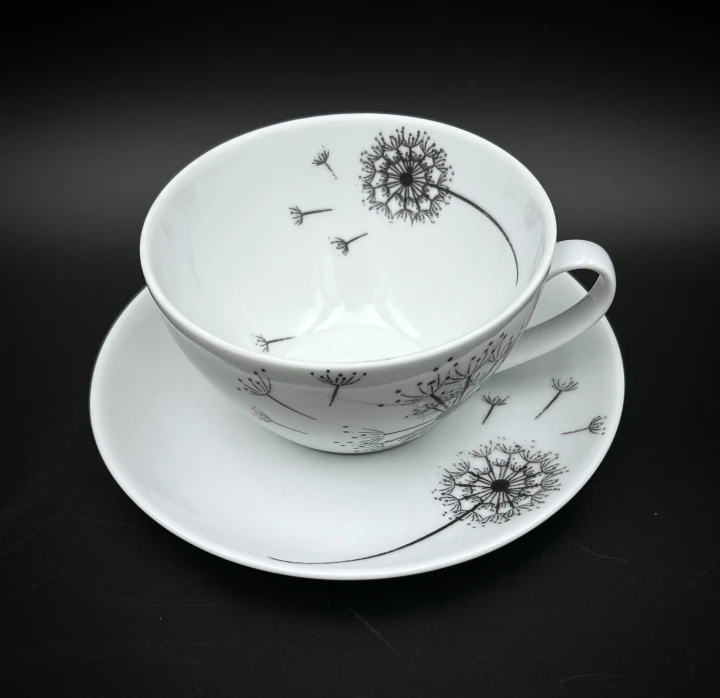 porcelanowa filiżanka ze spodkiem do herbaty