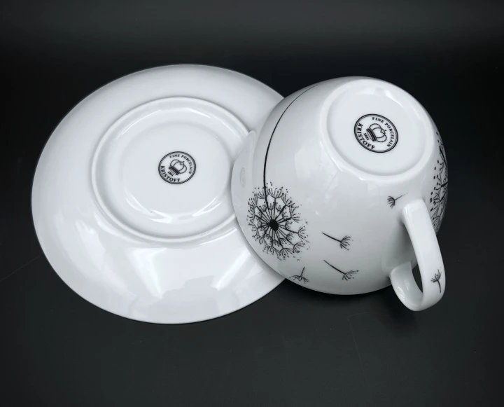 porcelanowa filiżanka ze spodkiem do herbaty