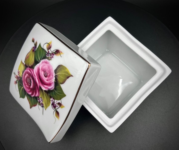 porcelanowa bombonierka 8